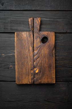 Boş ahşap kesme tahtası seti, üst görünüm düz yatay, metin veya yiyecek için kopyalama alanı, siyah tahta masa arkaplanı