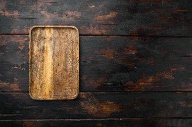 Kürek kesme veya servis tahtası seti, üst görünüm düz yatay, metin veya ürününüz için kopyalama alanı, eski koyu ahşap masa arkaplanı üzerinde