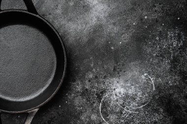 Metin veya yemek için kopyalama alanı olan boş pişirme kabı seti, üst görünüm düz, siyah taş masa arkaplanı üzerinde