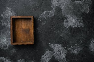 Metin ya da yiyecek için kopyalama alanı olan Rustik ahşap kutu ya da kap, üst görünüm düz, siyah koyu taş masa arkaplanı üzerinde