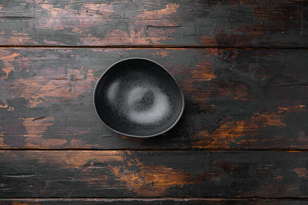 Черный набор миски, с копировальным местом для текста или пищи, с копировальным местом для текста или пищи, вид сверху квартира лежала, на старом темном деревянном фоне стола