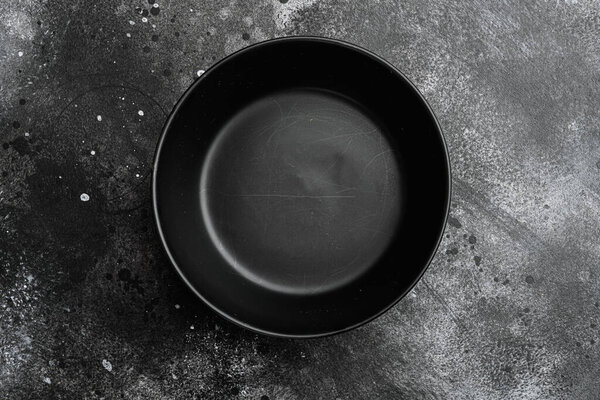 Пустой набор черных чаш, с копировальным местом для текста или еды, с копировальным местом для текста или еды, плоский вид сверху, на черном темном фоне каменного стола