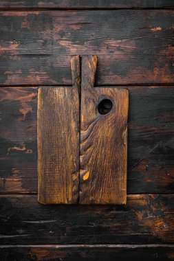 Boş ahşap kesme tahtası seti, üst görünüm düz yatak, metin veya yiyecek için kopyalama alanı, eski koyu ahşap masa arka planı