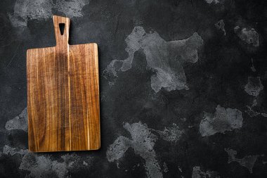 Çam ağacından kesme tahtası seti, siyah taştan masa arkaplanı, en üstteki düz zemin, metin veya ürününüz için kopyalama alanı ile