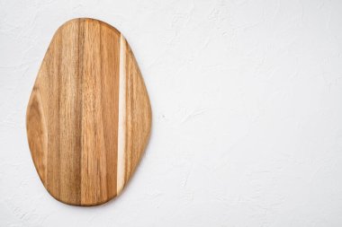 Boş kesme tahtası seti, beyaz taş masa arkaplanı, üst görünüm düz yatay, metin veya ürün için kopyalama alanı ile