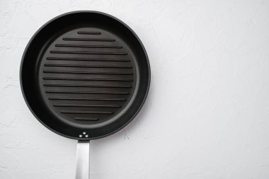 Metin veya yiyecek için kopyalama alanı olan eski boş ızgara seti, beyaz taş masa arka planında, üst görünüm düz yatağı