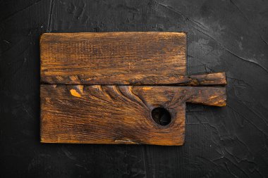 Çizilmiş kesme tahtası seti, üst görünüm düz yatay, metin veya yiyecek için kopyalama alanı, siyah arkaplan