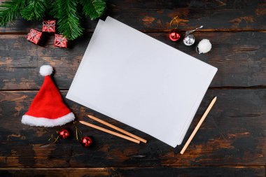 Boş kağıt boş Noel ağacı süsleme seti, üst görünüm düz, metin için kopya alanı, eski koyu ahşap masa arka planı