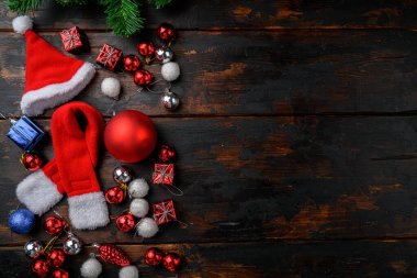 Noel ağacı seti için top, üst manzara düz, eski koyu ahşap masa arkaplanı üzerinde, metin için kopyalama alanı ile