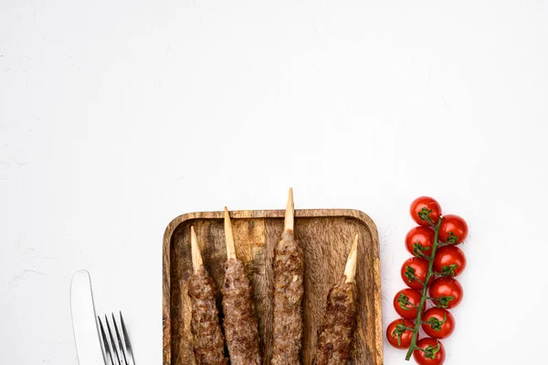 土耳其肉串 白色石桌背景 顶视图平铺 文本复制空间 — 图库照片
