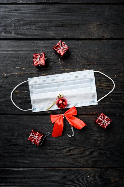 Covid Tijdens Het Kerstseizoen Concept Set Zwarte Houten Tafel Achtergrond — Stockfoto