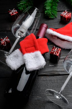 Noel ağacı dalları şarap seti, siyah ahşap masa zemininde