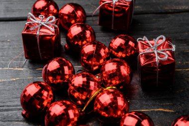 Yaratıcı Noel süsleri seti, siyah ahşap masa arka planında.