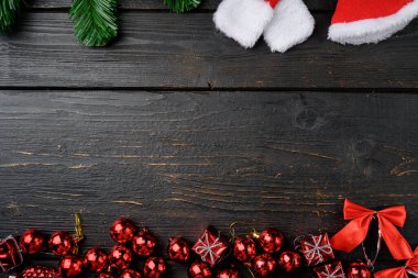 Noel mücevherleri ve oyuncakları seti, üst manzara düz, siyah ahşap masa arkaplanı üzerinde, metin için kopyalama alanı ile
