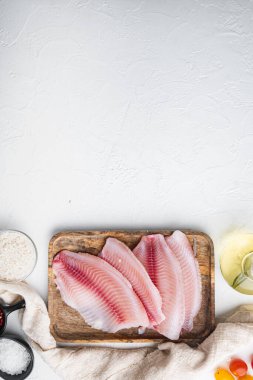 Beyaz balık filetosu, basmati pilavı ve kiraz domatesli beyaz arka planda, metin için fotokopi alanı olan üst görünüm.