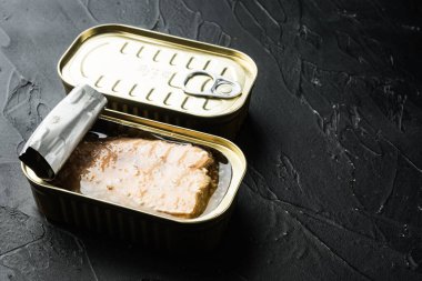 Konserve somon, balık konserveleri, teneke kutuda, siyah arka planda, metin için telif alanı ve boşluk ile