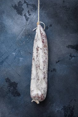 Mavi arkaplanda İspanyol sosisi, üst görünümde..