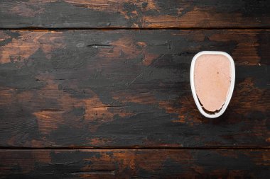 Taze karaciğer ezmesi konserve seti, eski koyu ahşap masa arkaplanı, üst görünüm düz, metin alanı için kopyalama alanı