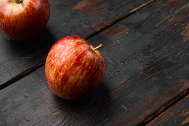 Kırmızı elma seti, eski koyu ahşap masa zemininde, metin için kopyalama alanı ile