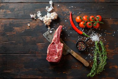 Et satırında çiğ Delmonico bifteği. Organik çiftlik mermer kaplama siyah angus bifteği. Koyu ahşap arka plan. Üst Manzara. Baharatlı, biberli, biberiyeli, tuzlu, sarımsaklı. Metin için boşluk. Kopyalama alanı.