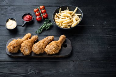 Siyah ahşap arka planda kızarmış tavuk kesikleri, metin için yer var..