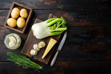 Parmesan hammaddeli rezene ve enginar, eski ahşap masa üzerinde, üst görünümü metin için alan