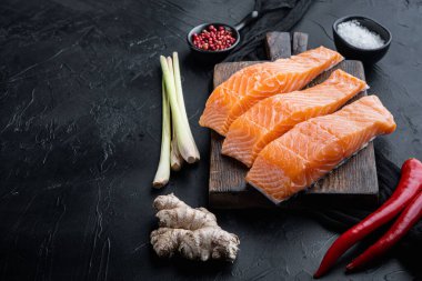 Somon ve limon otlu balık köfteleri, siyah desenli arka planda.