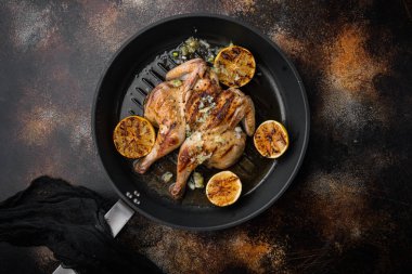 Kızarmış bütün poussins, eski kırsal arka planda, üst görünüm