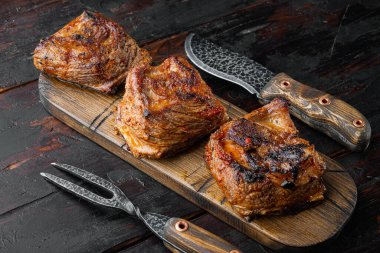 Barbekü Chuck biftek kaburga seti, eski siyah ahşap masa arka planında
