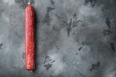 Taze domuz salamı seti, gri taş masa arkaplanı, üst görünüm düz, metin için kopyalama alanı ile