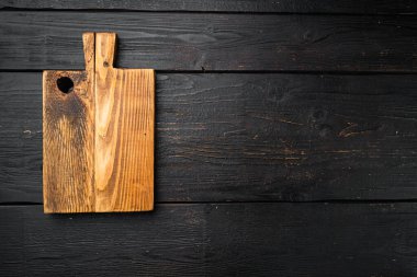 Eski kesme tahtası seti, üst görünüm düzlüğü, metin veya yemek için kopyalama alanı, siyah tahta masa arkaplanı