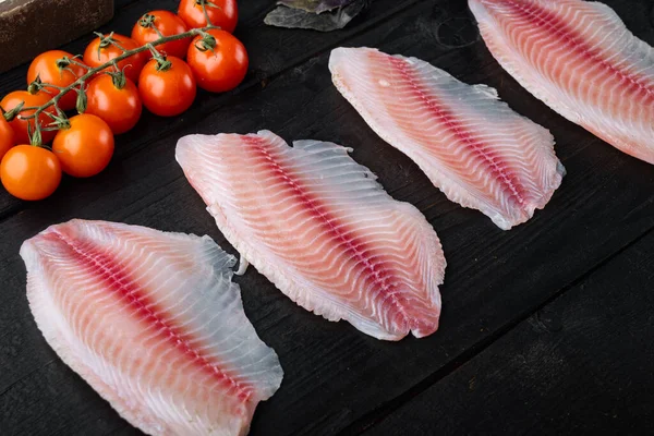 Rauwe Witte Vis Tilapia Met Basmatirijst Kerstomaten Ingrediënten Zwarte Houten — Stockfoto