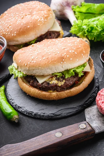 Domowy Burger Wołowiną Czarnym Tle Teksturowanym — Zdjęcie stockowe