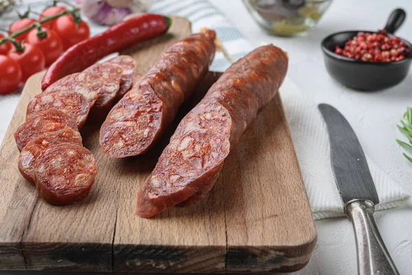 Traditionella Chorizo Nedskärningar Med Kryddor Och Ingredienser Vit Strukturerad Bakgrund — Stockfoto
