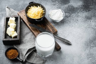 Beşamel peyniri beyaz sos seti hazırlama, gri taş arka planda, metin için kopyalama alanı