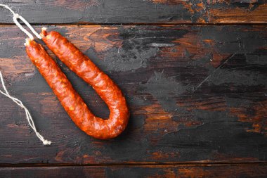 Geleneksel İspanyol sucuğu ahşap yüzeyde metin için yeri var..