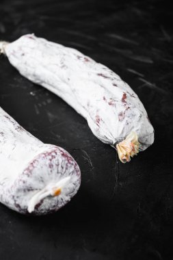 Geleneksel İspanyol sosisleri siyah desenli arka planda fuet ve sucuk..