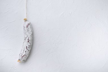 Beyaz desenli arka plan üzerinde salam sosis salçamı kopyalama alanı ile.