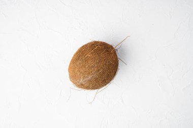 Hindistan cevizi seti, beyaz taş masa arkaplanı, üst görünüm düz, metin için kopyalama alanı ile