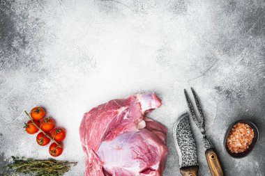 Domuz eti malzemeleri seti, gri taş masa arkaplanı üzerine, üst görünüm düz yatay, metin için kopyalama alanı ile