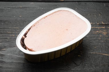 Tavuklu börek seti, siyah ahşap masa arkasında.