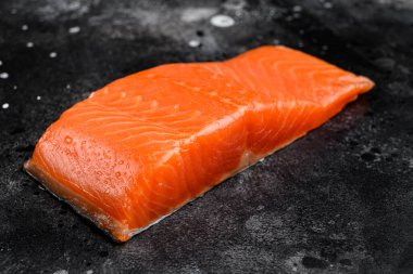 Kırmızı balık seti, siyah taş masa arkaplanında, metin için kopyalama alanı ile