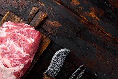 Boyun setinden taze çiğ domuz parçası, eski koyu ahşap masa arkaplanı, üst görünüm düz, metin alanı için kopya alanı ile