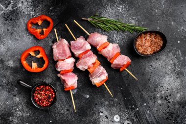 Çiğ domuz şiş kebap. Sebzeli barbekü eti, üst görünüm düz yatak, metin için kopyalama alanı, siyah taş masa arkaplanı