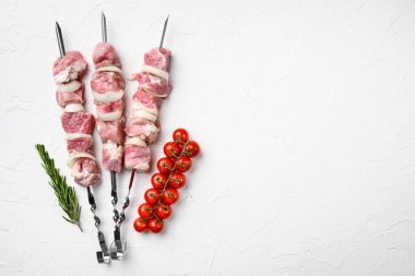 Baharatlı ve otlu kebap, domuz eti seti, üst görüş düzlüğü, metin için fotokopi alanı, beyaz taş masa arka planı