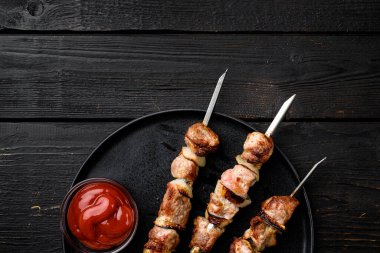 Izgara kebap seti, siyah ahşap masa arkaplanı, üst görünüm düz yatay, metin için kopyalama alanı ile