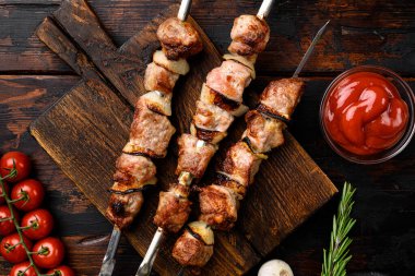 Şiş kebap domuz eti, eski koyu ahşap masa arkaplanı, üst manzara düz yatıyordu