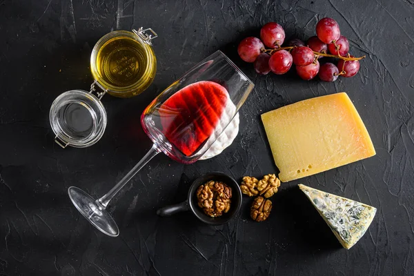 Grapes Red Wine Cheeses Honey Nuts Red Merlot Wine Glass — Stock Photo, Image