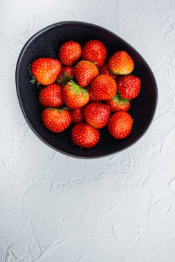 Olgun kırmızı çilek, üst görünüm metin için boşluk, beyaz arkaplan.