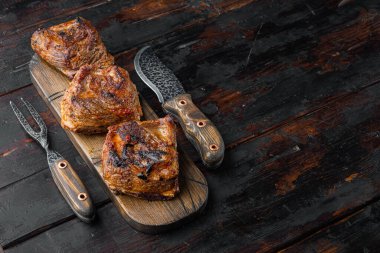 Izgara sığır eti kısa kaburga seti, eski koyu ahşap masa zemininde, metin için kopyalama alanı ile